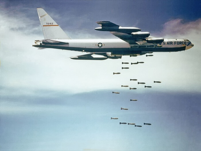 Boeing_B-52_dropping_bombs_gemeinfrei